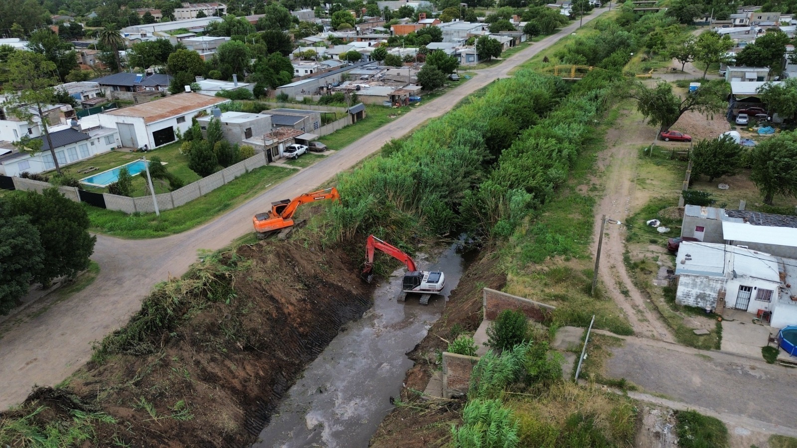  Con una inversión histórica en obras hídricas, Pullaro anunció la limpieza de canales troncales en zona centro de la provincia